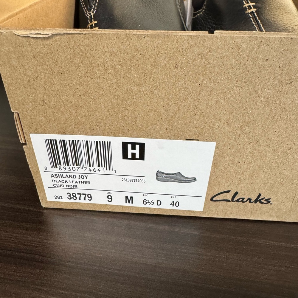 Clark women’s loafers. Size 9. - Picture 3 of 3